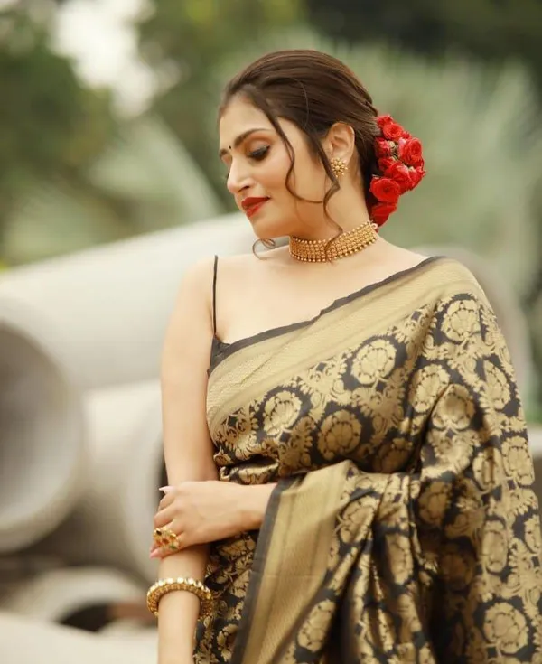 Black_&_Gold_Banarasi_Silk_Saree_with_Zari_Weaving