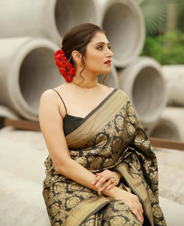 Black_&_Gold_Banarasi_Silk_Saree_with_Zari_Weaving