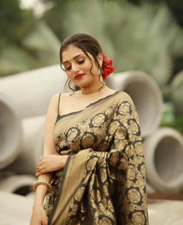 Black_&_Gold_Banarasi_Silk_Saree_with_Zari_Weaving