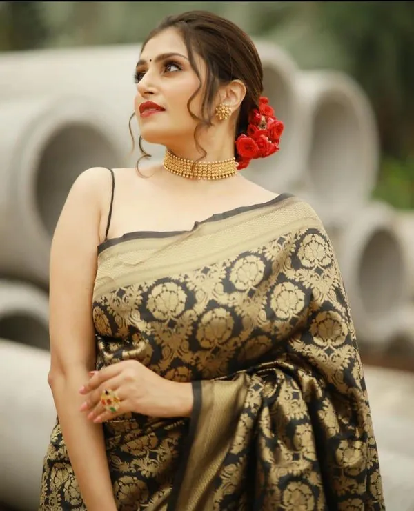 Black_&_Gold_Banarasi_Silk_Saree_with_Zari_Weaving