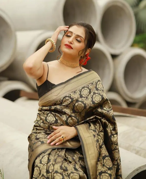 Black_&_Gold_Banarasi_Silk_Saree_with_Zari_Weaving