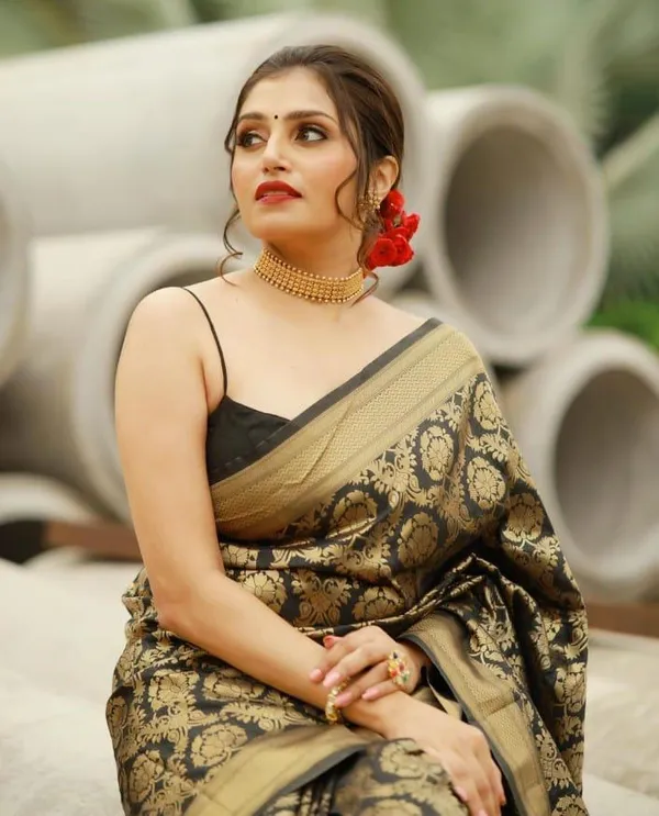 Black_&_Gold_Banarasi_Silk_Saree_with_Zari_Weaving