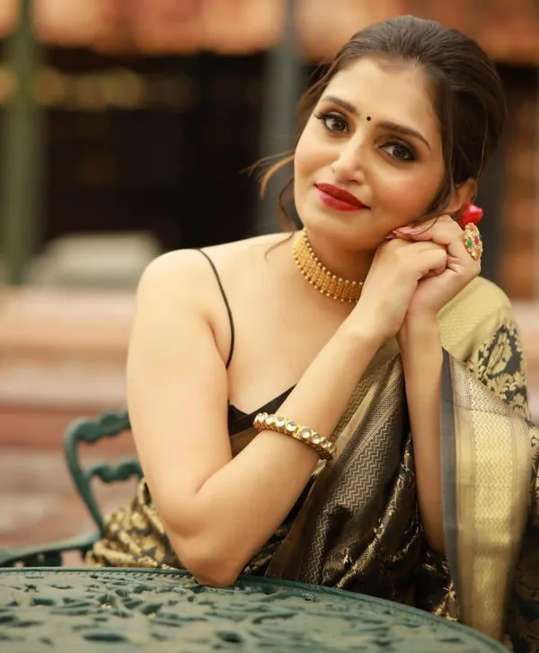 Black_&_Gold_Banarasi_Silk_Saree_with_Zari_Weaving