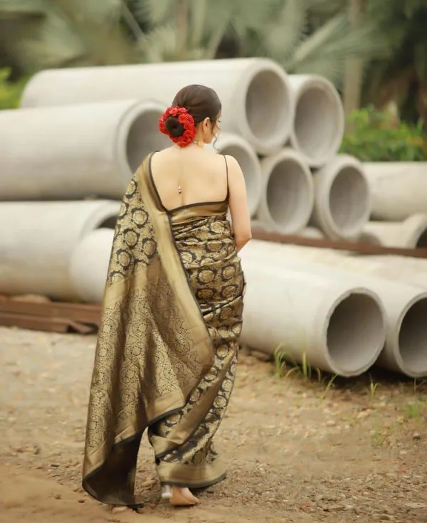 Black_&_Gold_Banarasi_Silk_Saree_with_Zari_Weaving
