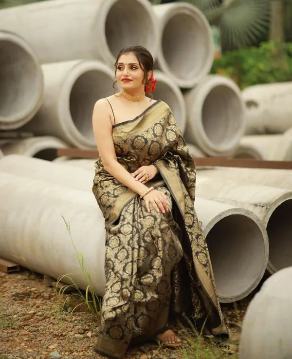 Black_&_Gold_Banarasi_Silk_Saree_with_Zari_Weaving
