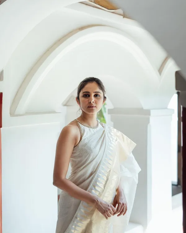 White_Banarasi_Silk_Saree_with_Golden_Zari_Paisley_Design
