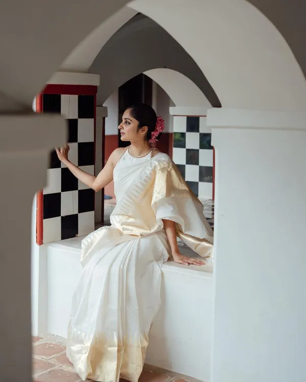 White_Banarasi_Silk_Saree_with_Golden_Zari_Paisley_Design