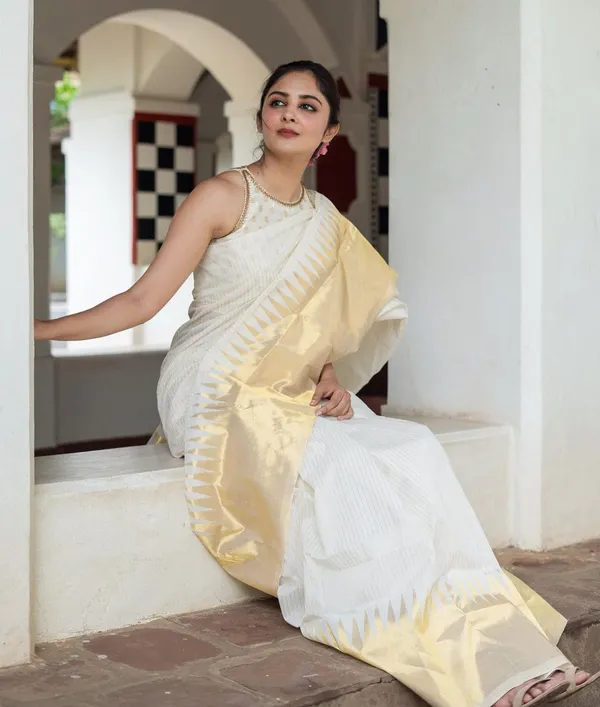 White_Banarasi_Silk_Saree_with_Golden_Zari_Paisley_Design