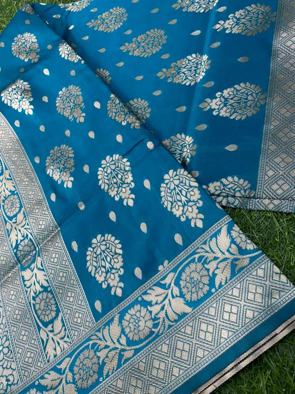 Firoji_Banarasi_Silk_Saree_with_Golden_Zari_Butta_and_Rich_Pallu_Work
