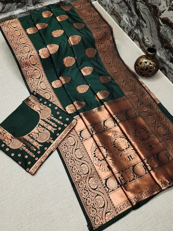 Green_Kanjivaram_Silk_Saree_with_Copper_Zari_Weaving