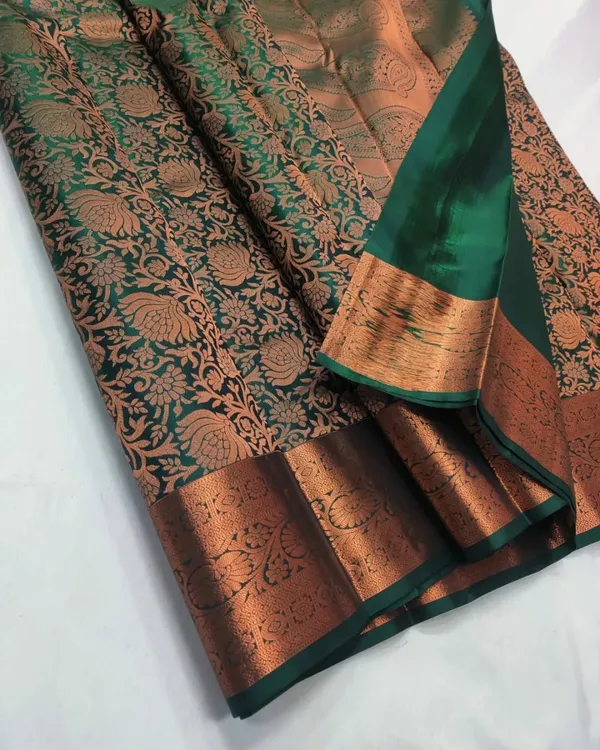 Green_Kanjivaram_Silk_Saree_with_Traditional_Motif_Weave
