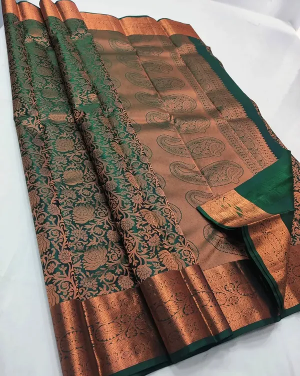 Green_Kanjivaram_Silk_Saree_with_Traditional_Motif_Weave