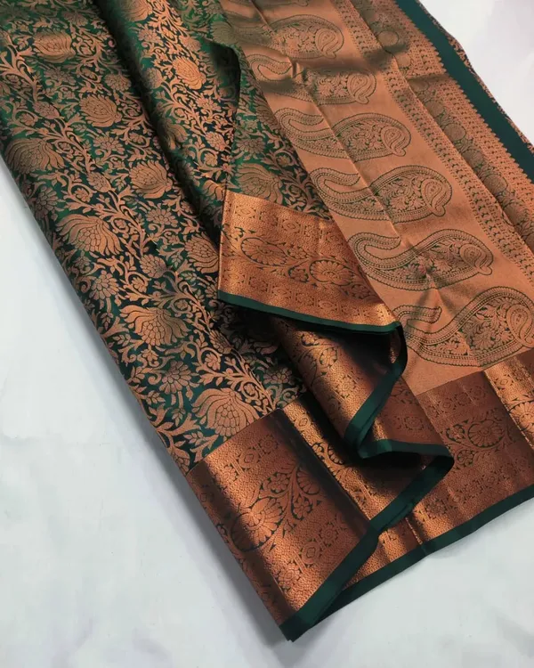 Green_Kanjivaram_Silk_Saree_with_Traditional_Motif_Weave