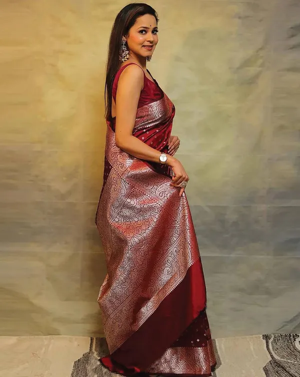 Maroon_Banarasi_Silk_Saree_with_Clubs_Design