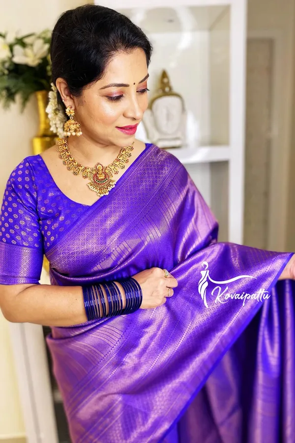 Royal_Blue_Kanjivaram_Silk_Saree_with_Golden_Zari_Border_&_Rich_Woven_Pallu