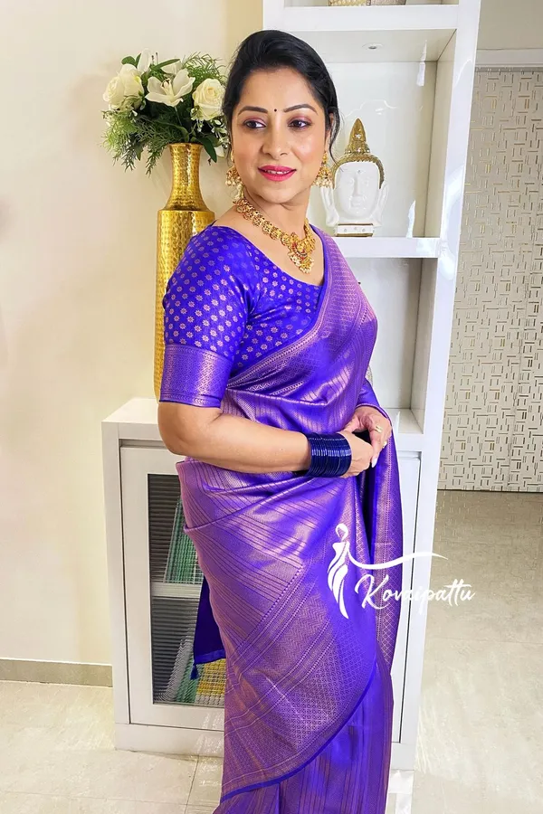 Royal_Blue_Kanjivaram_Silk_Saree_with_Golden_Zari_Border_&_Rich_Woven_Pallu