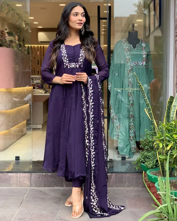 Blue_Heavy_Embroidery_Cotton_Kurti_Set_For_Women
