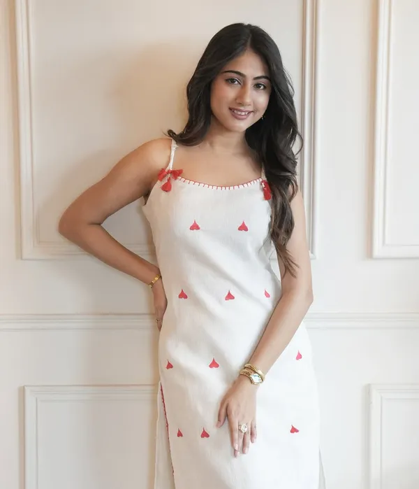 White_Trendy_Heart_Design_Sleeveless_Cotton_Kurta_Set_With_Dupatta_For_Women