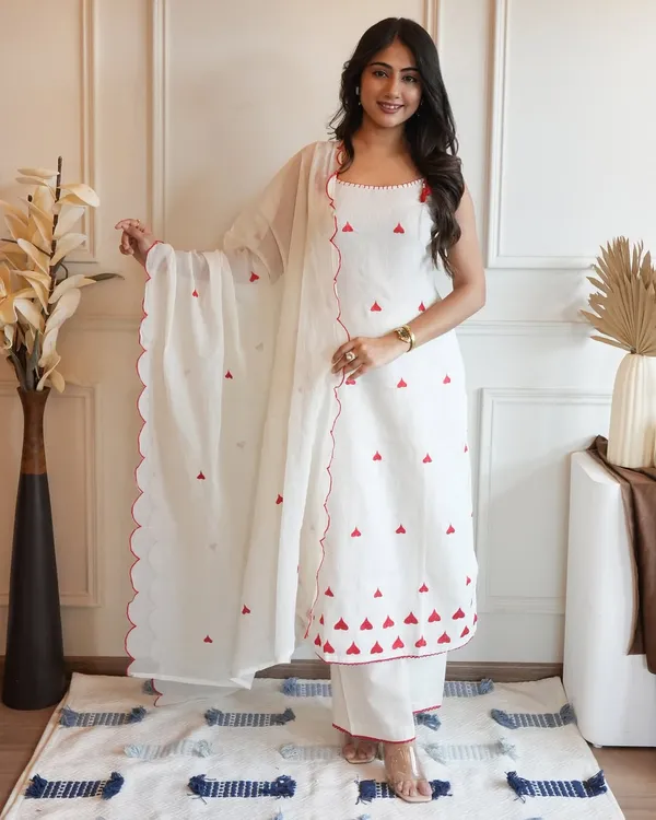 White_Trendy_Heart_Design_Sleeveless_Cotton_Kurta_Set_With_Dupatta_For_Women