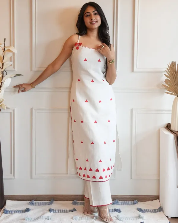 White_Trendy_Heart_Design_Sleeveless_Cotton_Kurta_Set_With_Dupatta_For_Women