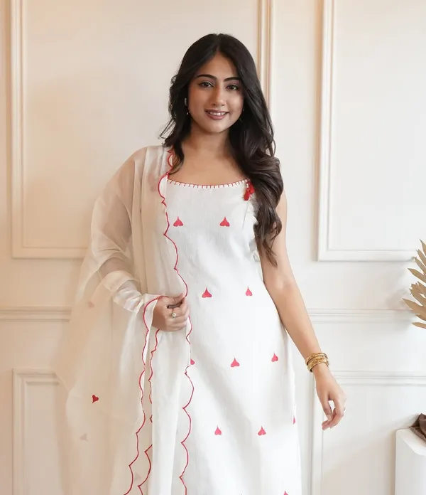 White_Trendy_Heart_Design_Sleeveless_Cotton_Kurta_Set_With_Dupatta_For_Women