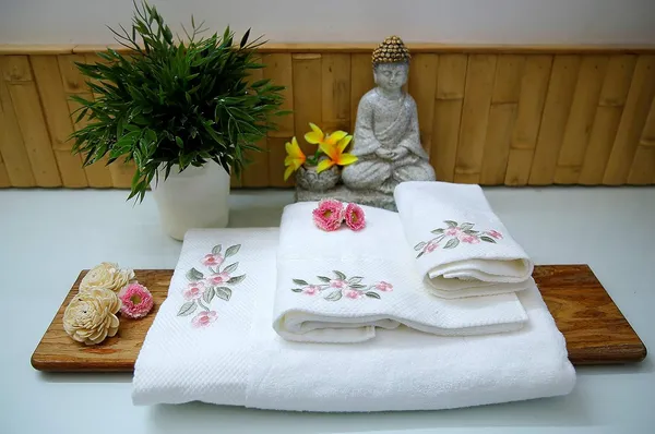 Bamboo_Bath_Towel_Ultra_Absorbent_4X_Softer_Than_Cotton_Towels-_140_x_70_cm_–_450_GSM_|_Pack_of_2_Bath_and_Hand_Towel_Set_White_Embroidery