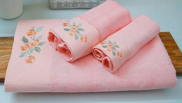Bamboo_Fiber_Bath_Towel_For_Women_Ultra_Soft_and_Super_Absorbent-_70x140cm_Peach_Embroidery