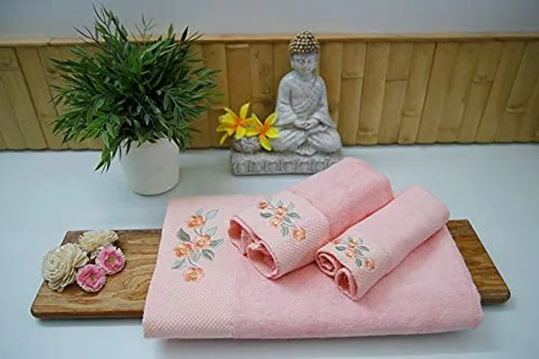 Bamboo_Fiber_Bath_Towel_For_Women_Ultra_Soft_and_Super_Absorbent-_70x140cm_Peach_Embroidery