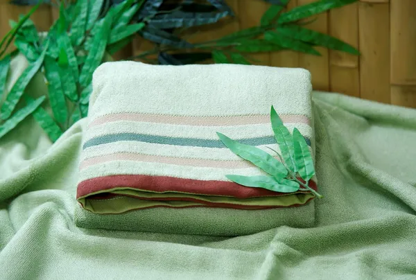 Bamboo_Bath_Towel_Ultra_Absorbent_4X_Softer_Than_Cotton_Towels-_140_x_70_cm_–_500_GSM_|_Green_Towel_Stripe