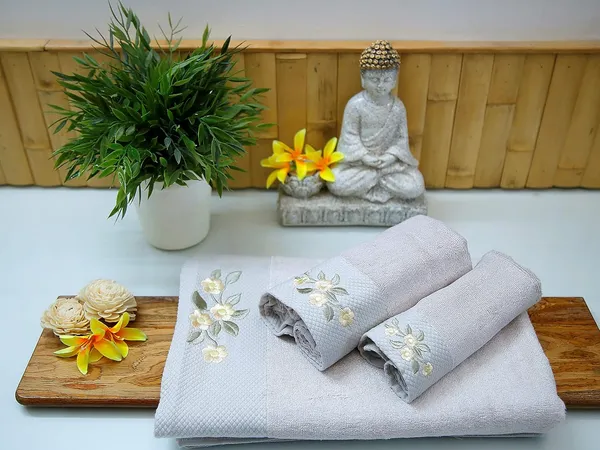 BAMBOO_GREENS_Bamboo_Bath_Towel_Ultra_Absorbent_4X_Softer_Than_Cotton_Towels-_140_x_70_cm_–_600_GSM_|_Pack_of_1-_Grey_Towel_Embroidery