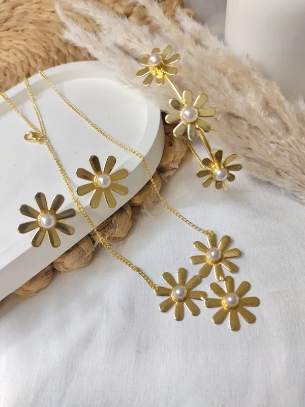 Golden_Brass_Premium_&_Elegant_(_Stlyish_Flora_Pattern_)_Necklace_Set_With_Bracelet_and_studs