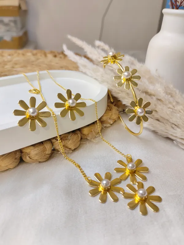 Golden_Brass_Premium_&_Elegant_(_Stlyish_Flora_Pattern_)_Necklace_Set_With_Bracelet_and_studs