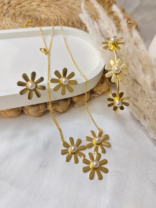 Golden_Brass_Premium_&_Elegant_(_Stlyish_Flora_Pattern_)_Necklace_Set_With_Bracelet_and_studs