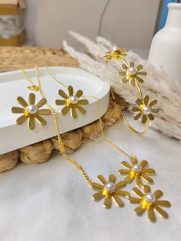 Golden_Brass_Premium_&_Elegant_(_Stlyish_Flora_Pattern_)_Necklace_Set_With_Bracelet_and_studs
