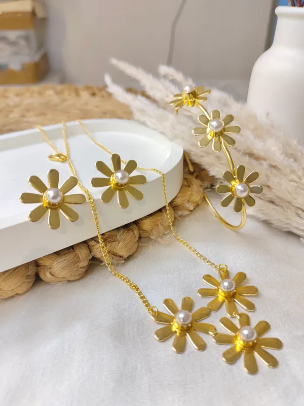 Golden_Brass_Premium_&_Elegant_(_Stlyish_Flora_Pattern_)_Necklace_Set_With_Bracelet_and_studs