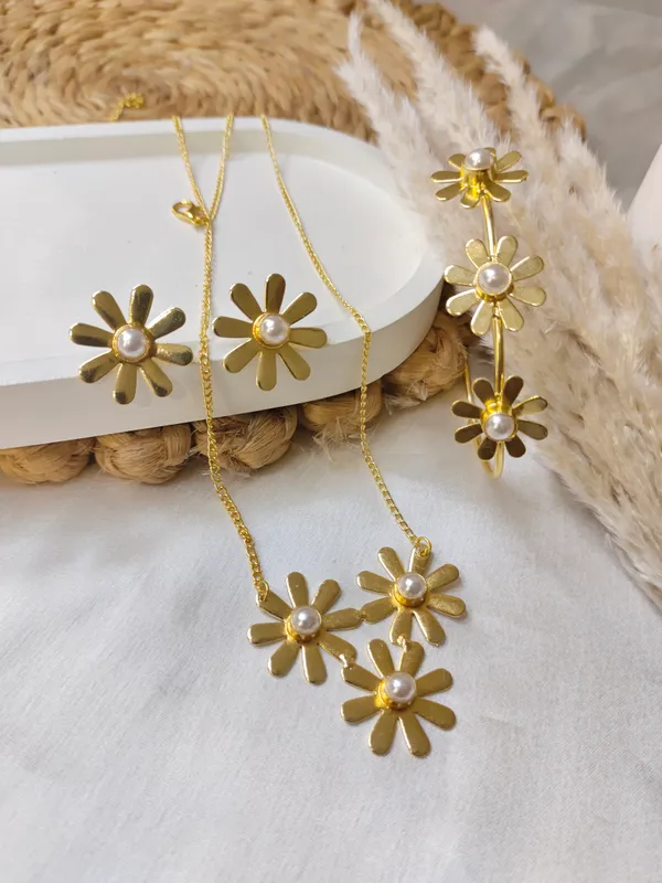 Golden_Brass_Premium_&_Elegant_(_Stlyish_Flora_Pattern_)_Necklace_Set_With_Bracelet_and_studs