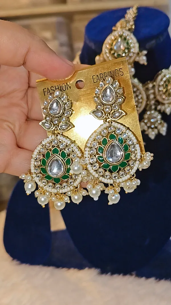 JHANVI_KUNDAN_CHOKER_NECKLACE_SET_WITH_EARRINGS_AND_MAANG_TIKKA