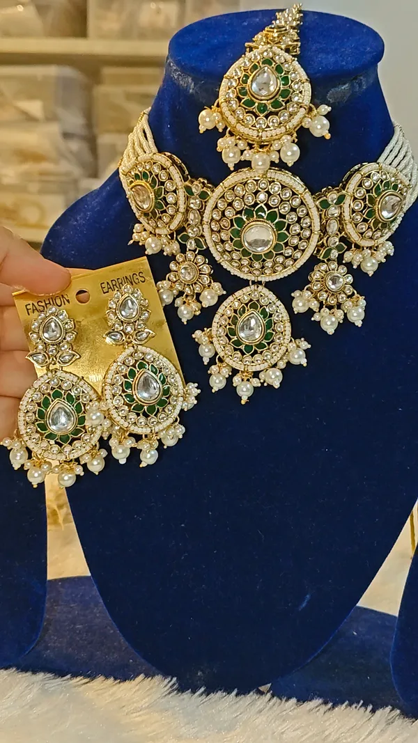 JHANVI_KUNDAN_CHOKER_NECKLACE_SET_WITH_EARRINGS_AND_MAANG_TIKKA