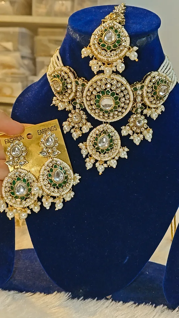 JHANVI_KUNDAN_CHOKER_NECKLACE_SET_WITH_EARRINGS_AND_MAANG_TIKKA