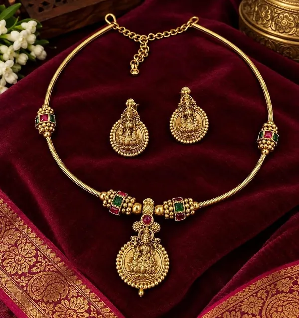 TEMPLE_JEWELLERY_NECKLACE_SET_WITH_GODDESS_LAKSHMI_PENDANT