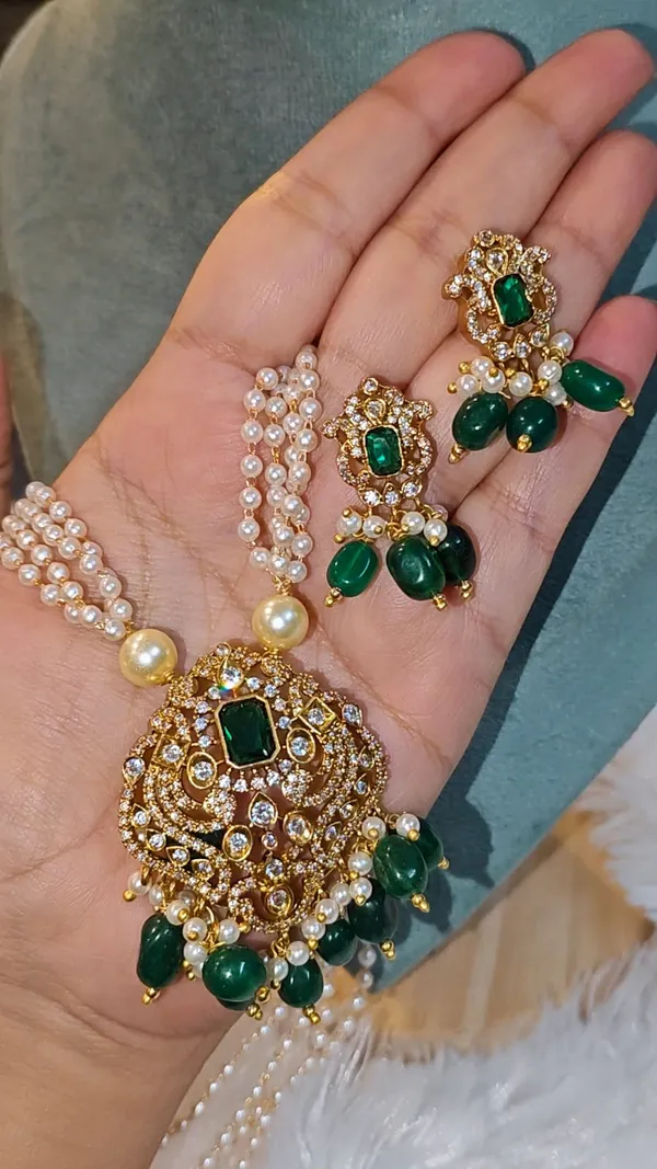 AAROHI_NECKLACE_-_BEAUTIFUL_PEARL_MALA_WITH_AD_STONE_PENDANT_IN_GREEN