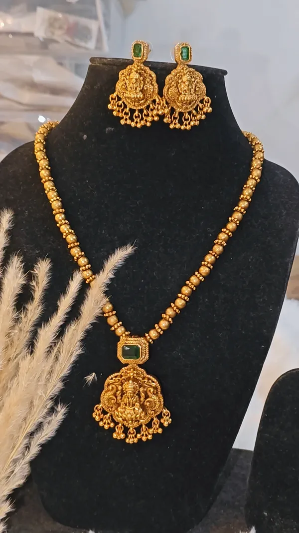 ANTIQUE_TEMPLE_JEWELLERY_EMERALD-_GODDESS_LAKSHMI_PENDANT