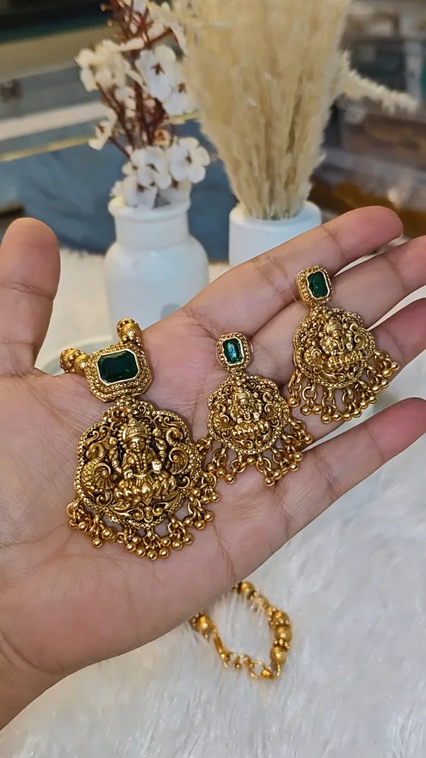 ANTIQUE_TEMPLE_JEWELLERY_EMERALD-_GODDESS_LAKSHMI_PENDANT