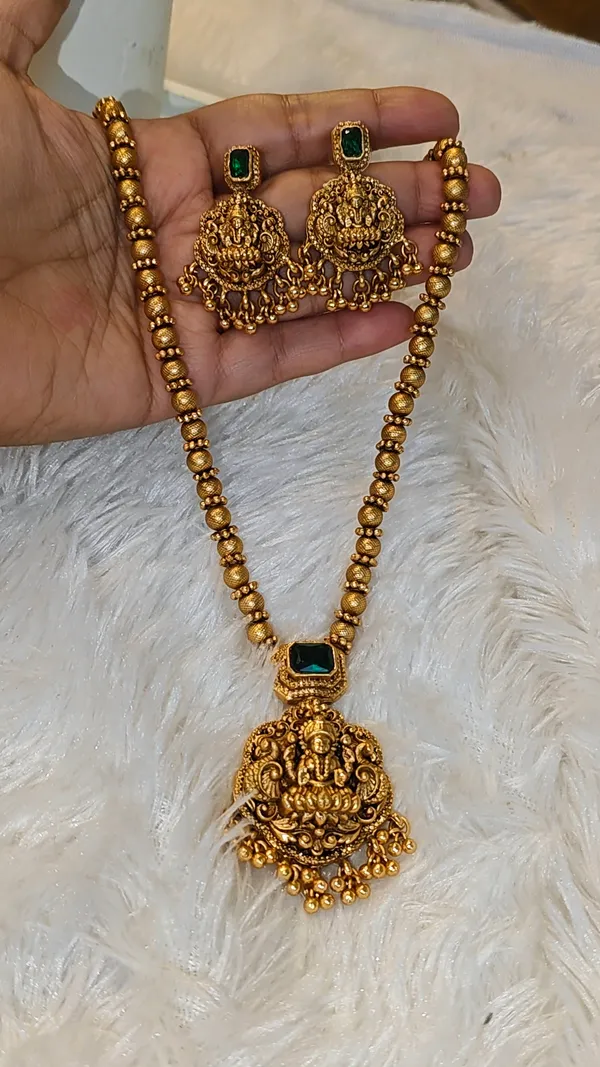 ANTIQUE_TEMPLE_JEWELLERY_EMERALD-_GODDESS_LAKSHMI_PENDANT