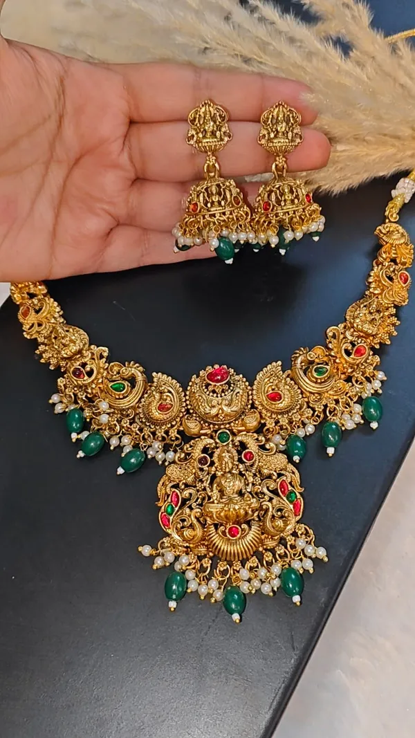 ANTIQUE_TEMPLE_NECKLACE_SET_WITH_GODDESS_LAKSHMI_MOTIF_2.0