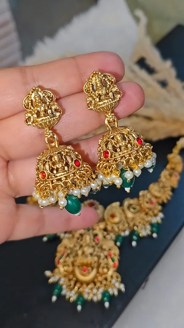 ANTIQUE_TEMPLE_NECKLACE_SET_WITH_GODDESS_LAKSHMI_MOTIF_2.0