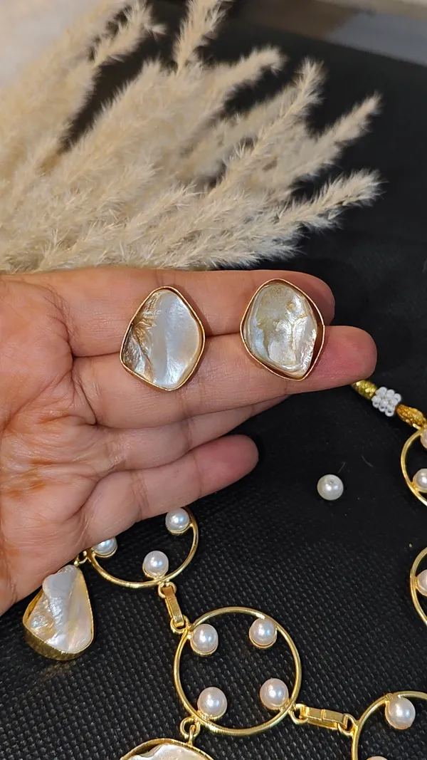 ELEGANT_MOTHER-OF-PEARL_NECKLACE_SET