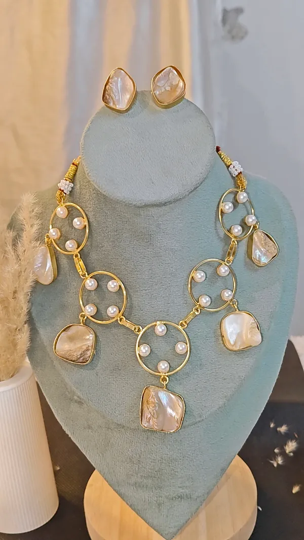 ELEGANT_MOTHER-OF-PEARL_NECKLACE_SET