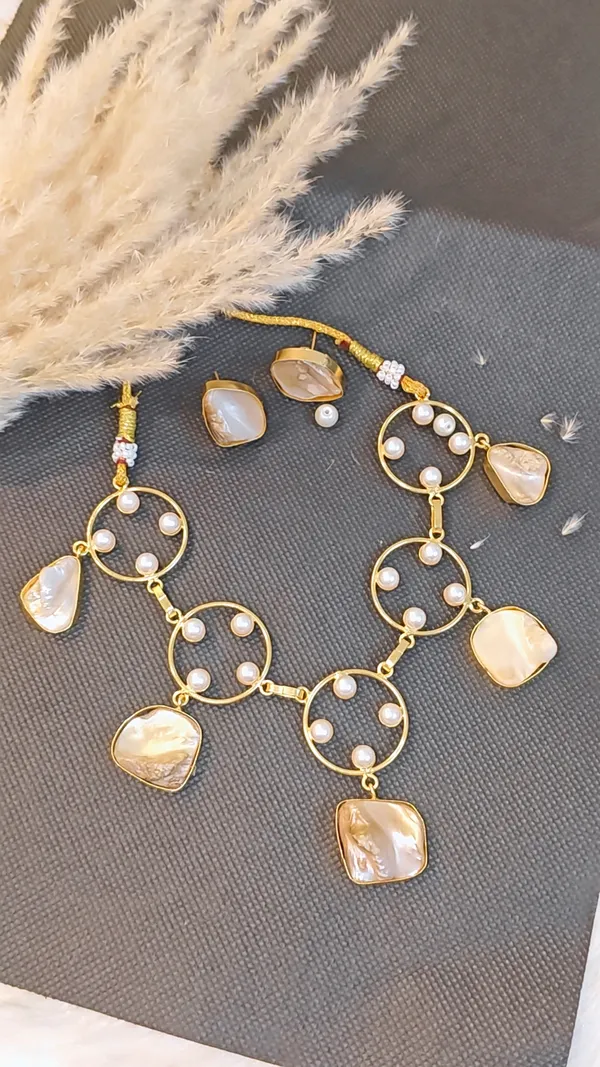 ELEGANT_MOTHER-OF-PEARL_NECKLACE_SET