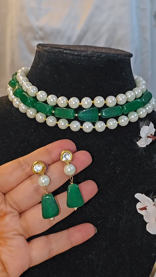 SARA_CHOKAR_IN_GREEN_STONE_&_PEARL_LAYERED_WITH_MATCHING_EARRINGS